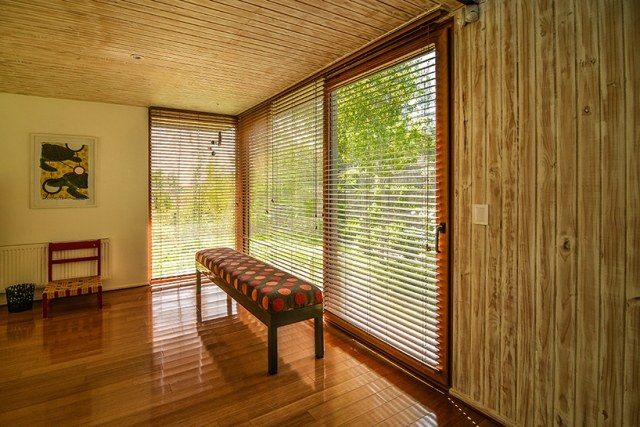 Protislnečné rolety lakované drevené laminátové podlahy