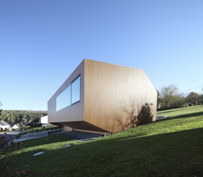 Moderný dom-na severnom svahu-využitie slnečnej energie Moderný dom-na severnom svahu-slnečný energetický systém na streche