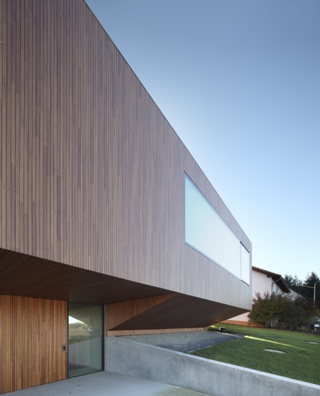 Energeticky úsporný dom Farschweiler, tepelný solárny systém, vonkajšia drevená fasáda Energeticky úsporný dom Farschweiler, tepelný solárny systém, vonkajšia fasáda, dubové dosky