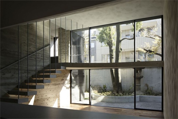 Tokijská záhrada s obrovským okenným vánkom