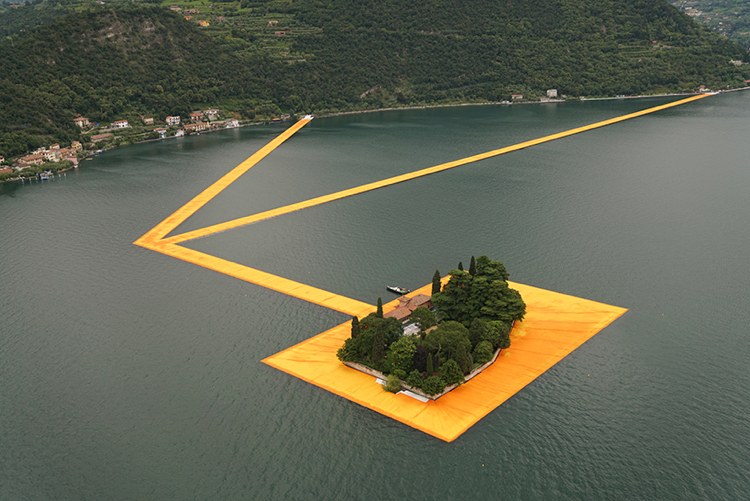 Mólo vo vode bolo dočasne postavené a zabalené do žltooranžovej farby súčasné umenie-vodné-umenie-projekt-christo-jazero-taliansko