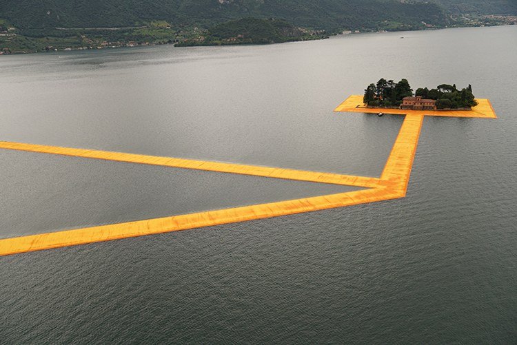 dva ostrovy v jazere Iseo v severnom Taliansku prepojené dočasným mólom modern-art-water-art-project-christ-packaging-art-orange