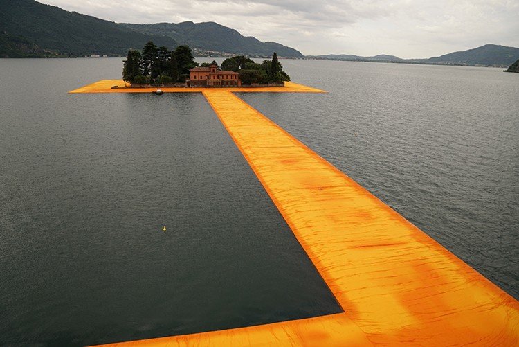 nový projekt balenia v jazere Iseo v severnom Taliansku modern-art-water-art-project-christo-stoff-orange-island