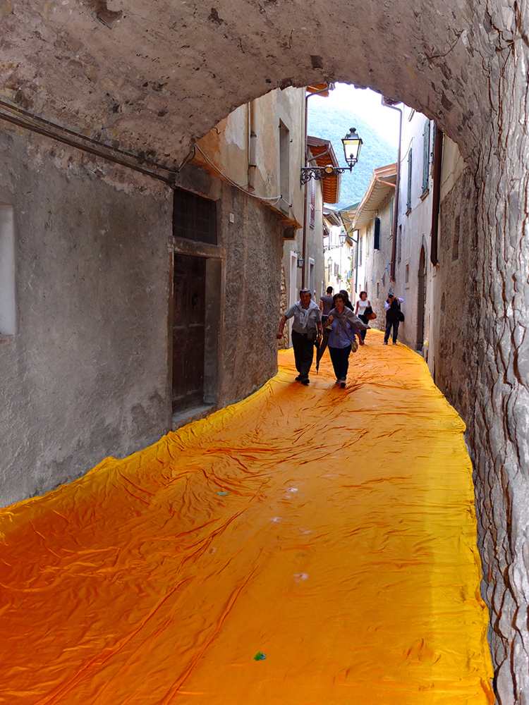 Ulice v dedine boli tiež pokryté látkou súčasné umenie-vodné-umenie-projekt-christo-weg-dorf-oranžové