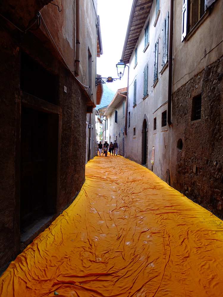 Procházková umelecká inštalácia je prístupná nepretržite modern-art-water-art-project-christo-stoff-orange