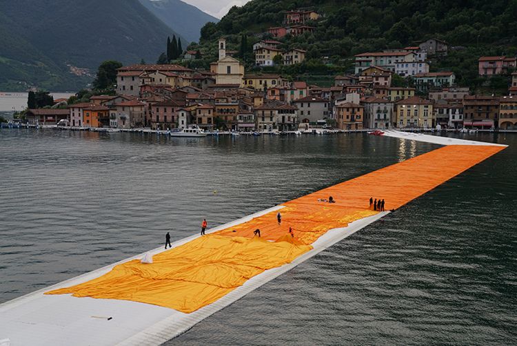 lávka je široká 16 m a je ukotvená na dne jazera modern-art-art-project-christo-steg-water-coast