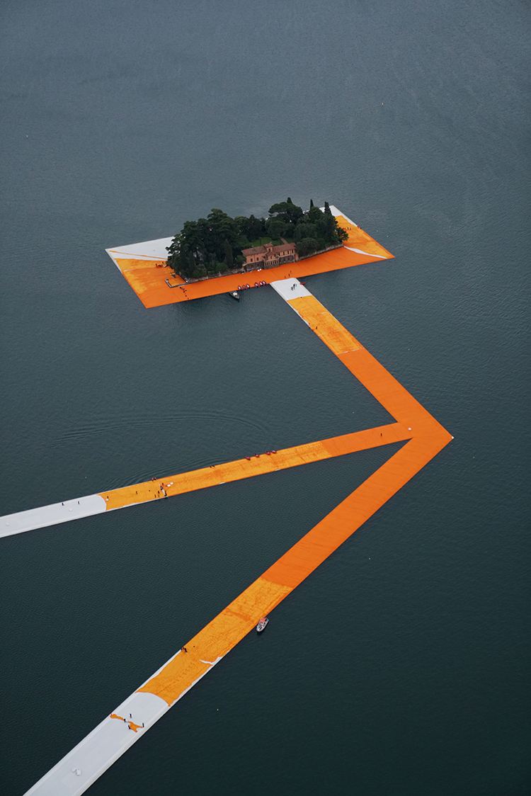 umeleckú inštaláciu je možné navštíviť bezplatne modern-art-water-art-project-christo-view-above-island
