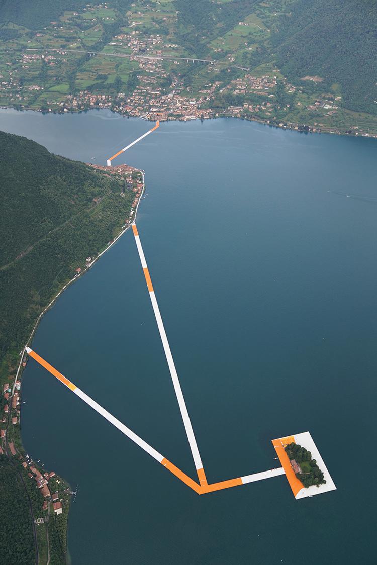 Umelecký projekt spája pevninu s dvoma malými ostrovmi modern-art-water-art-project-christo-weg-island-lake