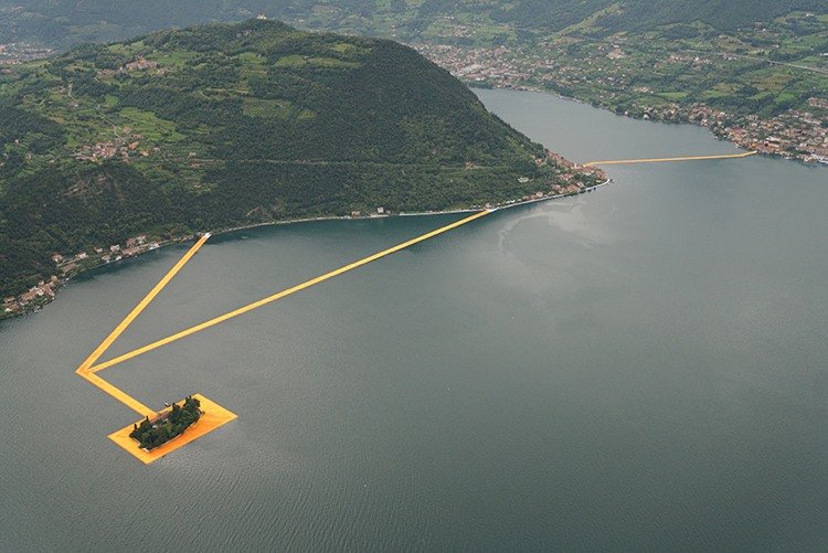 Súčasné umenie od obalového výtvarníka Christa Súčasné umenie-voda-umenie-projekt-christo-see-lávka-cesta