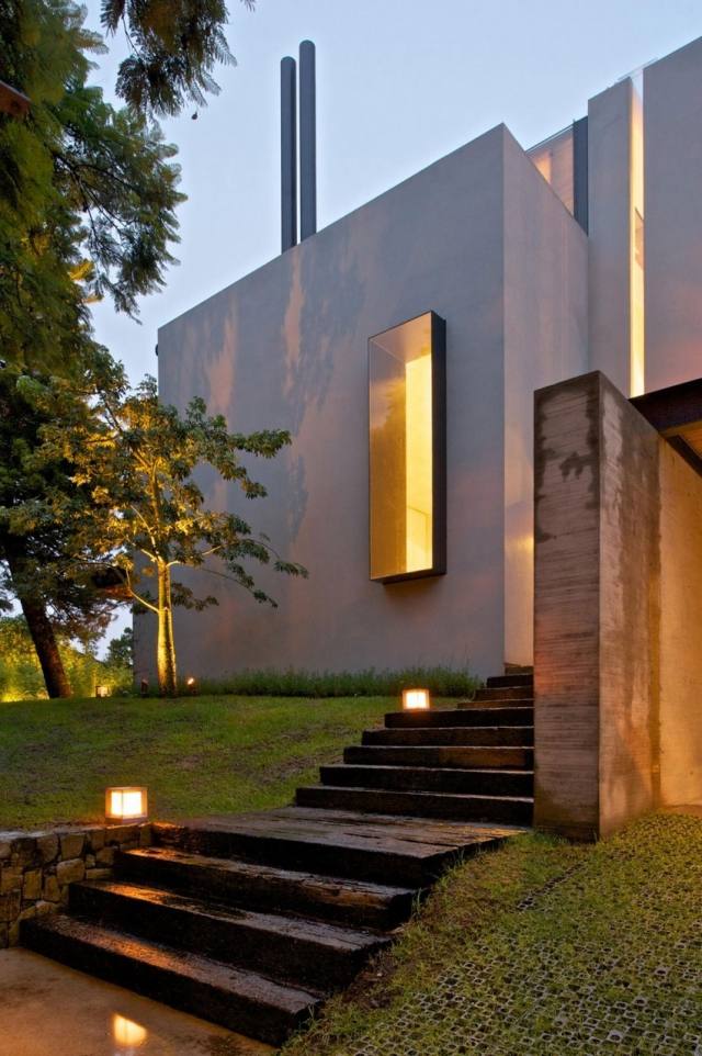 Betónová vila-Casa-Jacarandas-rozsiahla-trávnik-vyvýšená-nehnuteľnosť