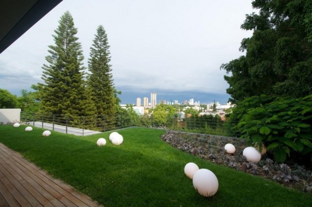 Terasa-kovovo-mriežková zábradlie-vyvýšená-poloha-pokosená-trávnik-výhľad-na mesto