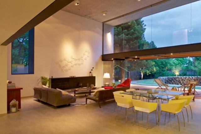 Obývacia izba-s posuvnými dverami-zasklené-dvojité-vysoké stropy