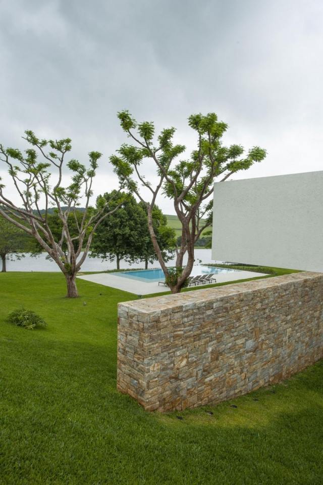 Opierajúci sa múr kamenná plochá strecha budova rodinného domu