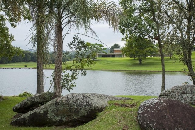 Moderná rezidencia-Itatiba-výhľad-kopcovitá-krajina-Sao-Paulo
