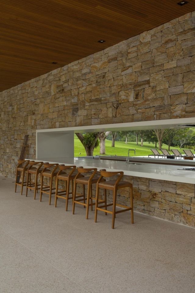 priestranná vila-prístup do záhrady-vonkajšia kuchyňa