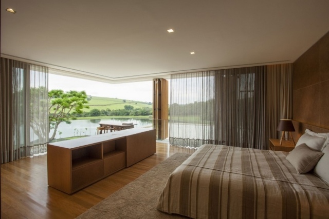 polootvorený-obývací-pavilón-s-vonkajším-bazénom-priestorom na spanie-posuvnými dverami