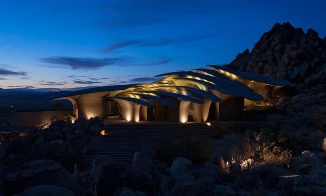 rezidenčná architektúra v kalifornskom púštnom svetle