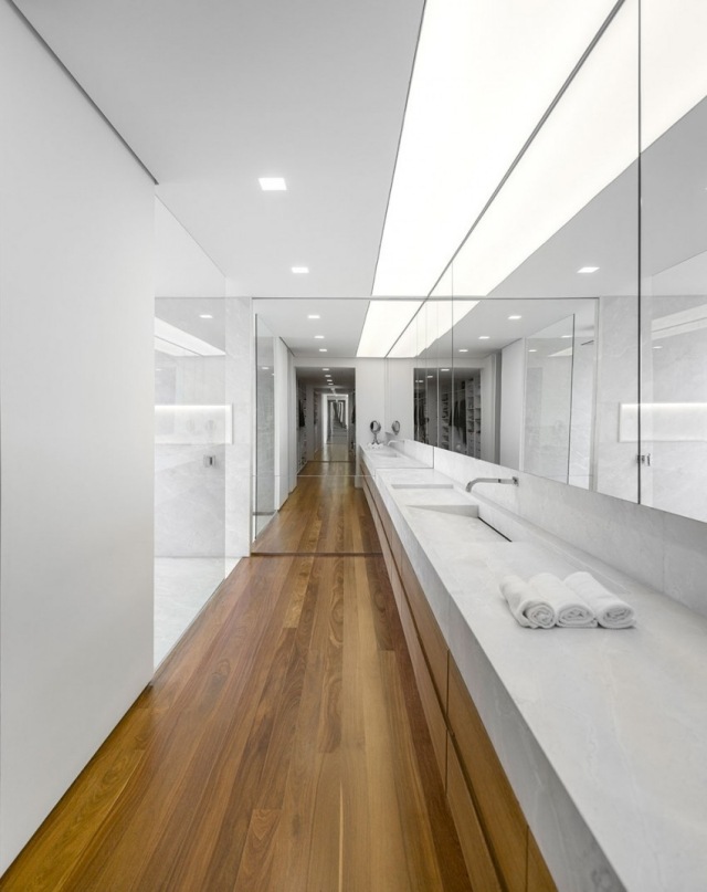 obyčajná biela kúpeľňa so zrkadlovou stenou a podlahou natretou drevom útulný-dizajn-nápady-puristický-biela-kúpeľňa-zrkadlo-stena-víkendový dom