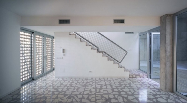 Kamenné podlahové sivobiele schodiskové zábradlie