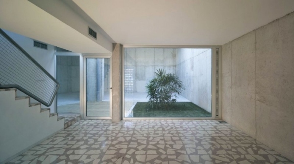 Interiérový dizajn interiérovej záhrady s kamennou podlahou