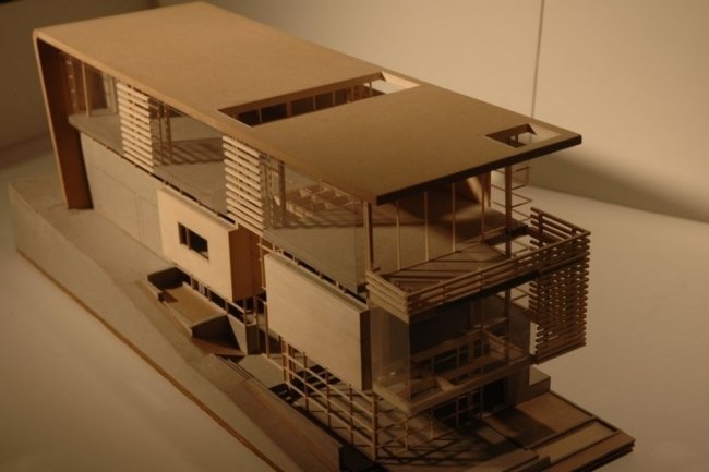 Moderný dom so sklenenou fasádou a modernou plochou strechou Moderný dom s fasádou s dreveným sklom a modernou plochou strechou