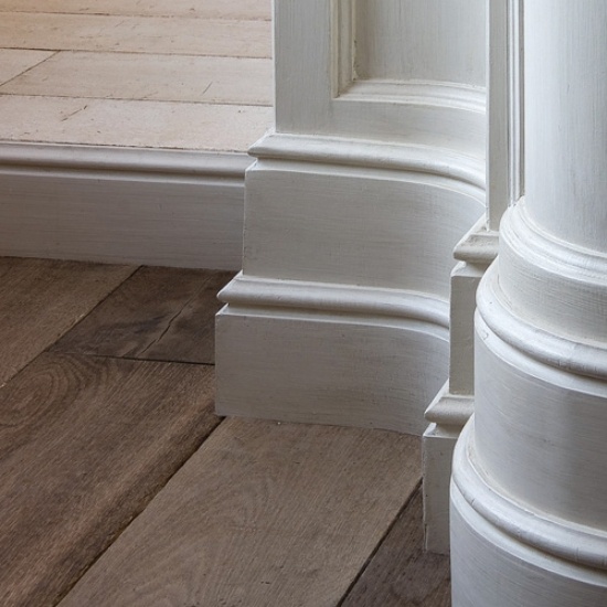 Klasické soklové lišty, honosné parkety, chrániace stenu pred prasklinami