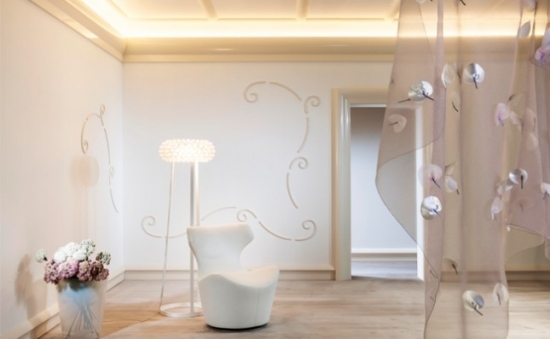 Soklové lišty a zárubne navrhujú plastové polyméry Orac-Modern