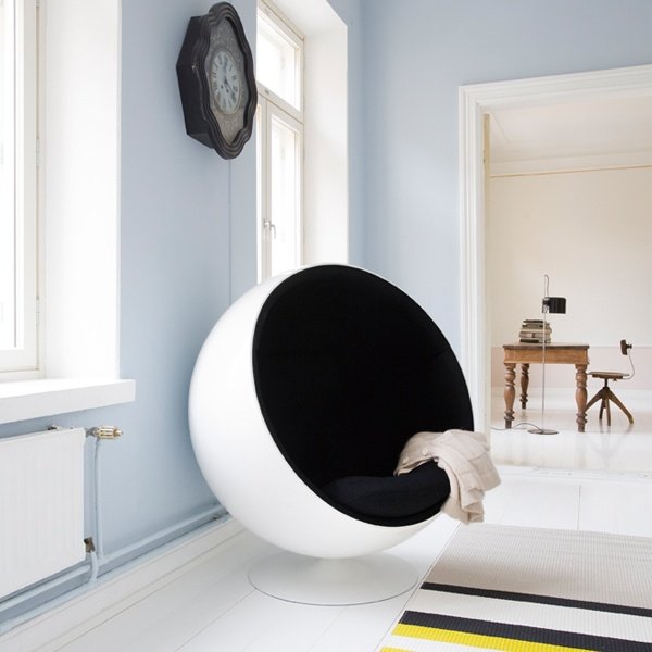 Klasický čierno -biely nábytkový dizajnér Eero Aarnio Klasické kreslo s guličkovým kreslom Eero Aarnio