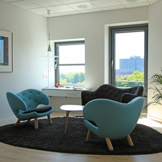 dizajnér Finn Juhl kreslo pelikán svetlo modré čalúnené drevené nohy Kreslo Finn Juhl pelikán svetlo modré čalúnené drevené nohy