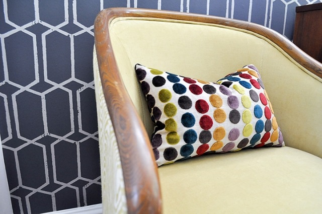 Klubová stolička s oválnym operadlom-ergonomicky tvarované drevené podrúčky Zariadenie-kreslo-oválne operadlo-ergonomicky tvarované-podrúčky z dreva