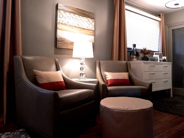 Retro kreslo s poťahmi z imitácie kože-pevná základňa z drevených ozdobných vankúšov Retro-kreslo-dizajn-kožený-poťah-stabilný-podstavec-vyrobené z dreva-vankúše na vhadzovanie