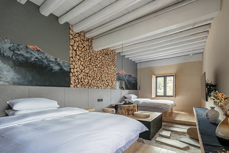 zen design spálňa sivý drevený štrk