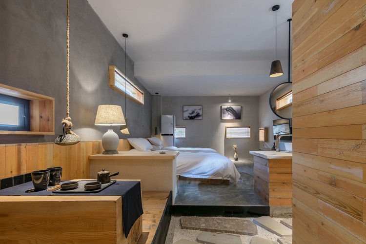 zen design hotelová izba svetlý drevený betón