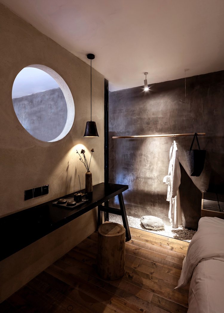 zen design drevená podlaha betónová stena okrúhle okno