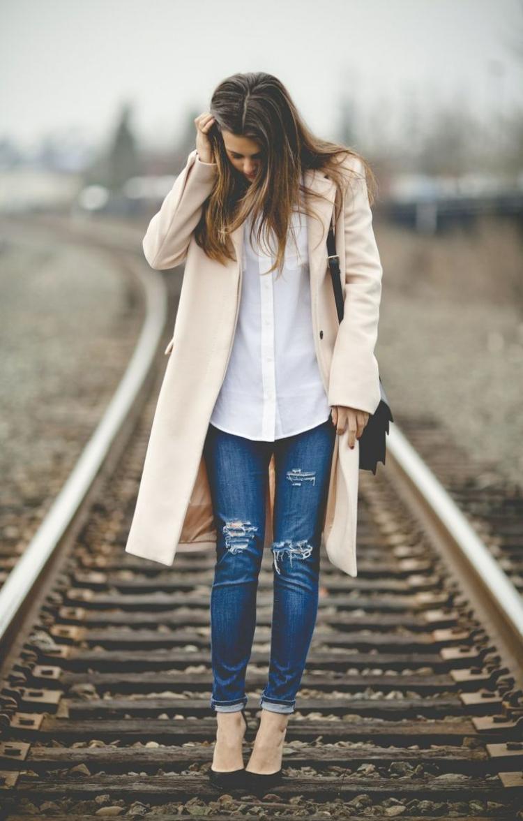 ripped-jeans-outfit-lodičky-béžový-kabát-tričko