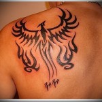 tűzmadár fekete tetoválás a lapockán