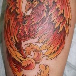 tűzmadár nagy tetoválás egy lány lábán