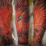 tűzmadár tetoválás fekete alapon - ujja a karján