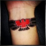 tűzmadár tetováló karkötő a csuklóján