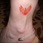 tűz madár tetoválás a lábán