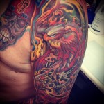 tűzmadár színű tetoválás a vállán