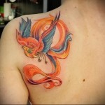 tűz madár tetoválás tüzes farokkal a lapockán