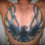 tűzmadár kék tetoválás a hátán