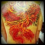 tűz madár tetoválás az egész hátán lángban