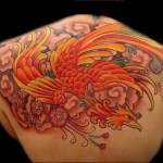 tűzmadár tetoválás a hát felső részén
