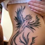 tűzmadár tetoválás - fekete és késő - a lány oldalán