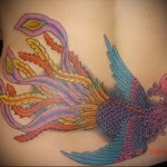 tűzmadár tetoválás a hát alsó részén - nők