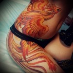 tűzmadár tetoválás a lány oldalán, lábán és combján