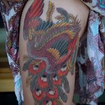 lázas madár tetoválás a lány lábán - a szoknya alá rejthető