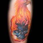 tűz madár tetoválás és koponya a lábán